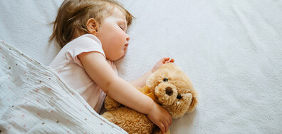 Бебета на приспивателни: Криза с детския сън във Великобритания