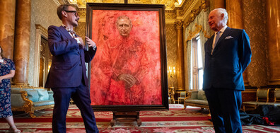 Изложба в Лондон на официалните портрети на кралското семейство (ВИДЕО)