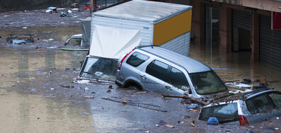 Наводнение откъсна от света няколко къщи, след като река излезе от коритото си в Италия (ВИДЕО+СНИМКИ)