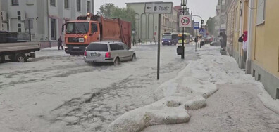 Половин метър лед и вода: Мощна градушка удари полски град (ВИДЕО)