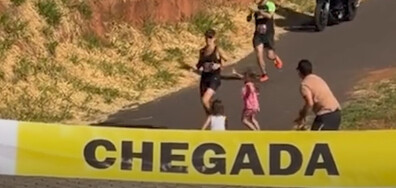 Съпруг на бегачка избута децата ѝ на трасето, за да я прегърнат на метри от финала на маратон