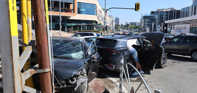Катастрофа с две коли в София, едната изхвърча и се заби в стълб (СНИМКИ)