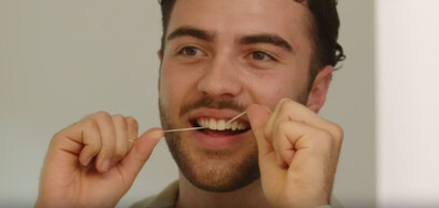 Медици: Почистването на зоните между зъбите е от решаващо значение за здравето