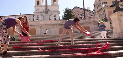 Активисти заляха Испанските стълби в Рим с червена боя (ВИДЕО)