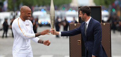 Навръх Деня на Бастилията: Олимпийският огън пристигна в Париж (ВИДЕО+СНИМКИ)