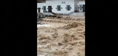 Наводнения в Оман, пътища и сгради са под вода (ВИДЕО)