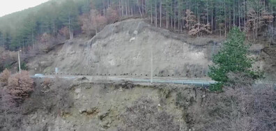 Пътят за Банско опасно се свлича в района на село Градево