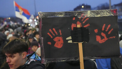 Сблъсъци между полиция и протестиращи в Нови Сад