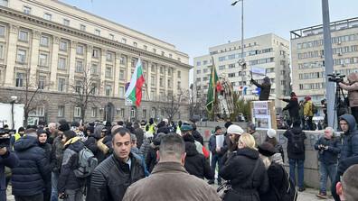 Протест на „Възраждане” в и пред Народното събрание (ВИДЕО+СНИМКИ)