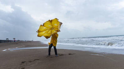 Orange code for strong wind in 13 districts in Bulgaria