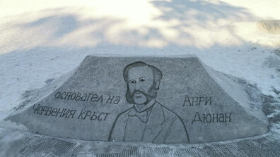 Пясъчна скулптура на основателя на Червения кръст се появи на плажа в Бургас (СНИМКИ)
