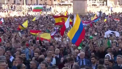 Вярващи с български знамена приветстваха новия папа на площад „Свети Петър”