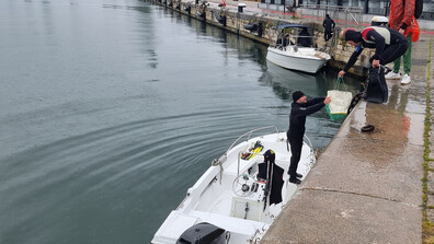 Необичайна находка: Извадиха 15 тротинетки от водата край Морската гара във Варна