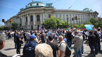 Протест на служителите на БНТ, БНР и БТА блокира ключово кръстовище в София (ВИДЕО+СНИМКИ)