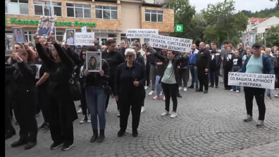 Мълчание и черни дрехи: Шествие за загиналите деца в Кочани (ВИДЕО+СНИМКИ)