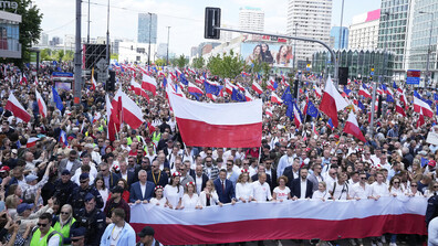 Дни преди балотажа: Две шествия в подкрепа на кандидат-президентите във Варшава (ВИДЕО+СНИМКИ)