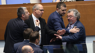Заради оскърбителни думи: Трима депутати получиха наказание „забележка“