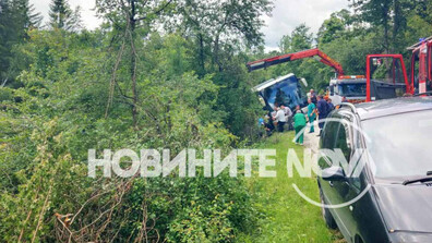 Автобус с над 30 пътници катастрофира край Боженци (СНИМКИ)