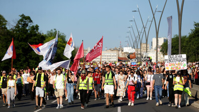 Цяла Сърбия протестира с искане за нови избори