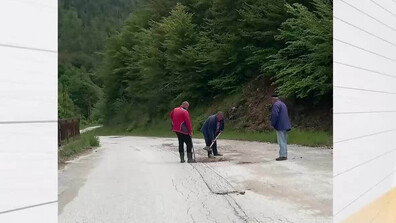Жители на смолянско село ремонтираха сами 6 км път