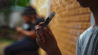 Опасна комбинация: Какви са рисковете от съчетаването на енергийни напитки с пушене на вейп