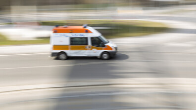 Работник е с опасност за живота след трудова злополука в Разград