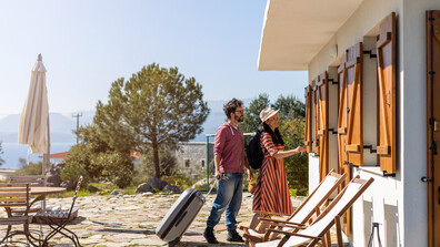 Спират разрешителни за имоти Airbnb в Солун, Санторини, Ханя, Парос и Халкидики