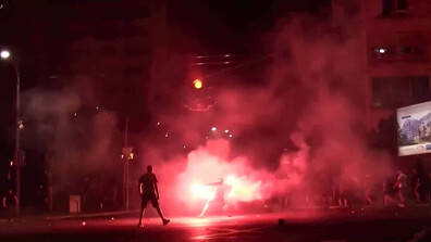 Протестиращи в Сърбия атакуваха централата на управляващата партия във Валево (ВИДЕО)
