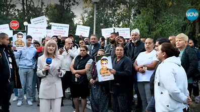 Протест в Русе след смъртта на 21-годишна родилка: Близките обвиняват лекарите в небрежност