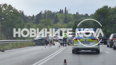 Катастрофа край Владая затруднява движението в двете посоки