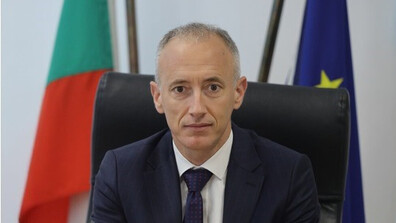 Министър Красимир Вълчев приветства ученици, учители и родители за първия учебен ден