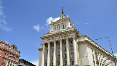 На първо четене: Парламентът прие въвеждането на новия учебен предмет „Добродетели и религия“