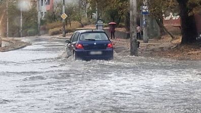 Два подлеза във Варна временно затворени заради наводнения