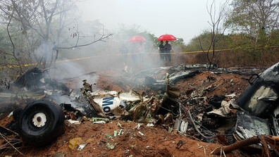 Самолет с 10 чуждестранни туристи на борда се разби в Кения (СНИМКИ)
