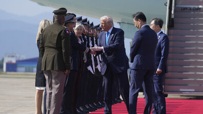 Тръмп пристигна в Южна Корея за търговски преговори