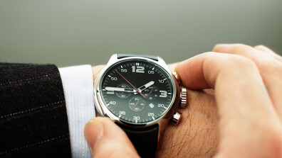 Скандал във Франция: Политик свали часовника си преди интервю, за да не изглежда много богат