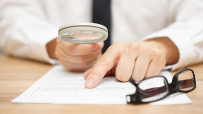 Повдигнаха обвинения на трима мъже за имотни измами с фалшиви документи