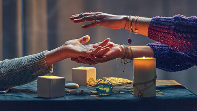 Психолог: Доверяването на астролози, номеролози или гледачки е „пасивен начин” да се справим с проблемите