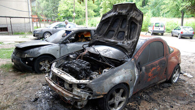 Запалиха три автомобила на инспектор от Инспекцията по труда в Монтана