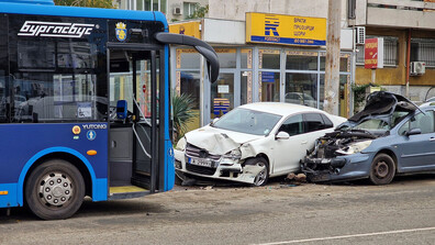 Верижна катастрофа с автобус на градския транспорт в Бургас