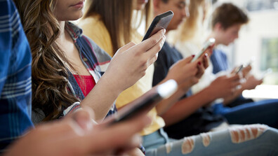 Вълчев: Очаква се през януари да влезе в сила забраната на мобилни телефони в училищата