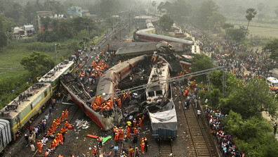 Сблъсък на два влака в Индия взе четири жертви (ВИДЕО)