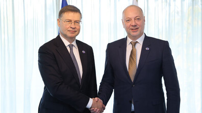 Желязков към Домбровскис: Всички системи в България са готови да работят с еврото