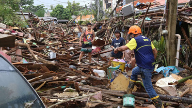 Шестима души загинаха при катастрофа на спасителен хеликоптер във Филипините