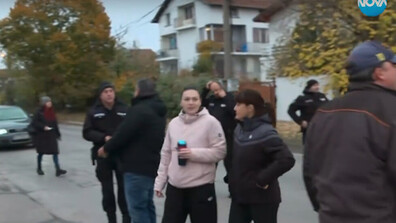 Жители на Божурище на протест с искане за мерки срещу трафика на тирове