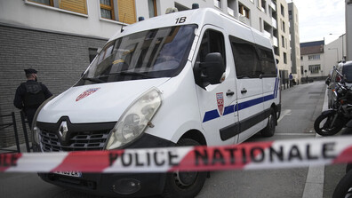 Кола се вряза в пешеходци във Франция, 10 души са ранени