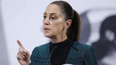 Задържаха мъж, опипал президентката на Мексико Клаудия Шейнбаум