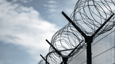 Издирват двама британски затворници, освободени по погрешка от лондонски затвор