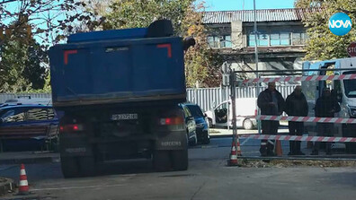 Пропаднал път и спукани тръби: Жители на Пловдив на протест заради строеж