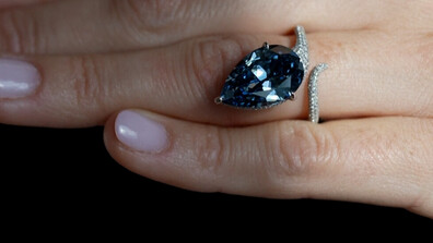 Продават на търг уникален син диамант с тегло от близо 10 карата (ВИДЕО)